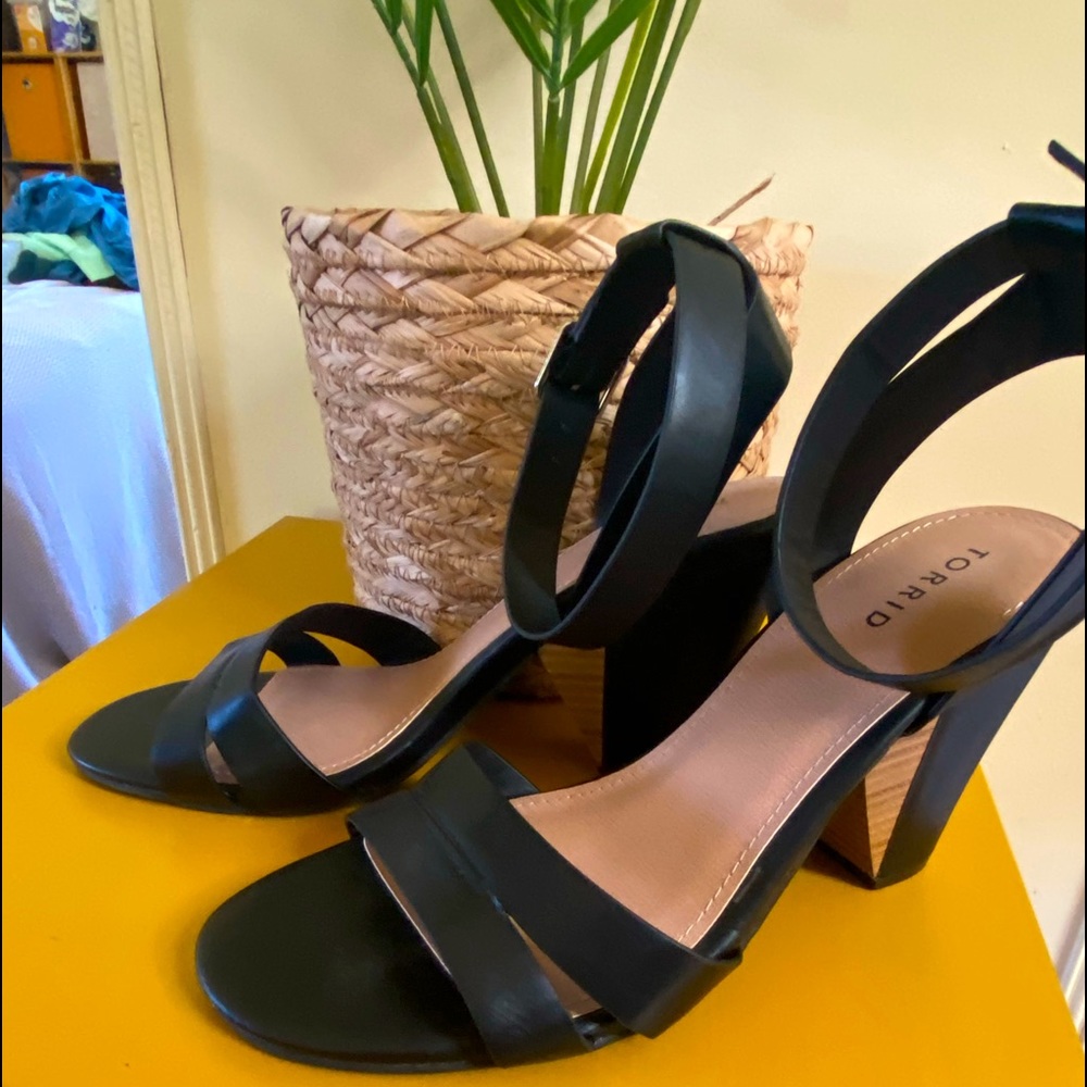 NWT 10W Torrid kitten heels